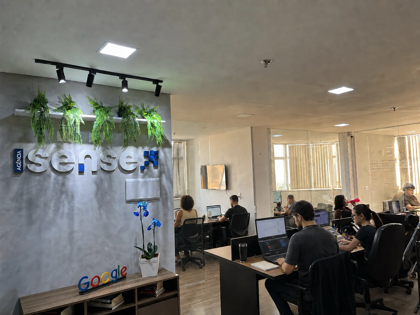 Escritório e equipe da Agência Sense